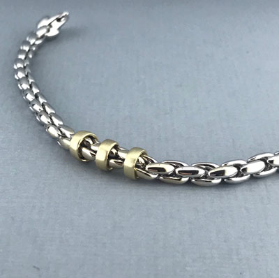 Witgouden armband met persoonlijk detail