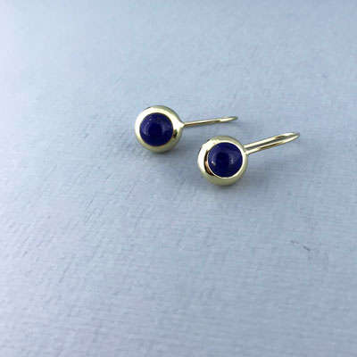 Gouden oorhangers met lapis lazuli