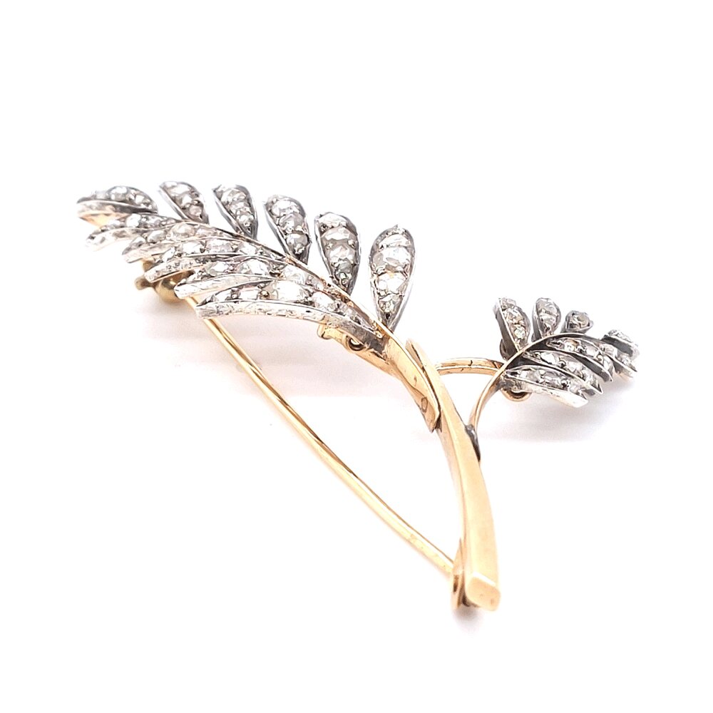 Broche met bladmotief en diamant